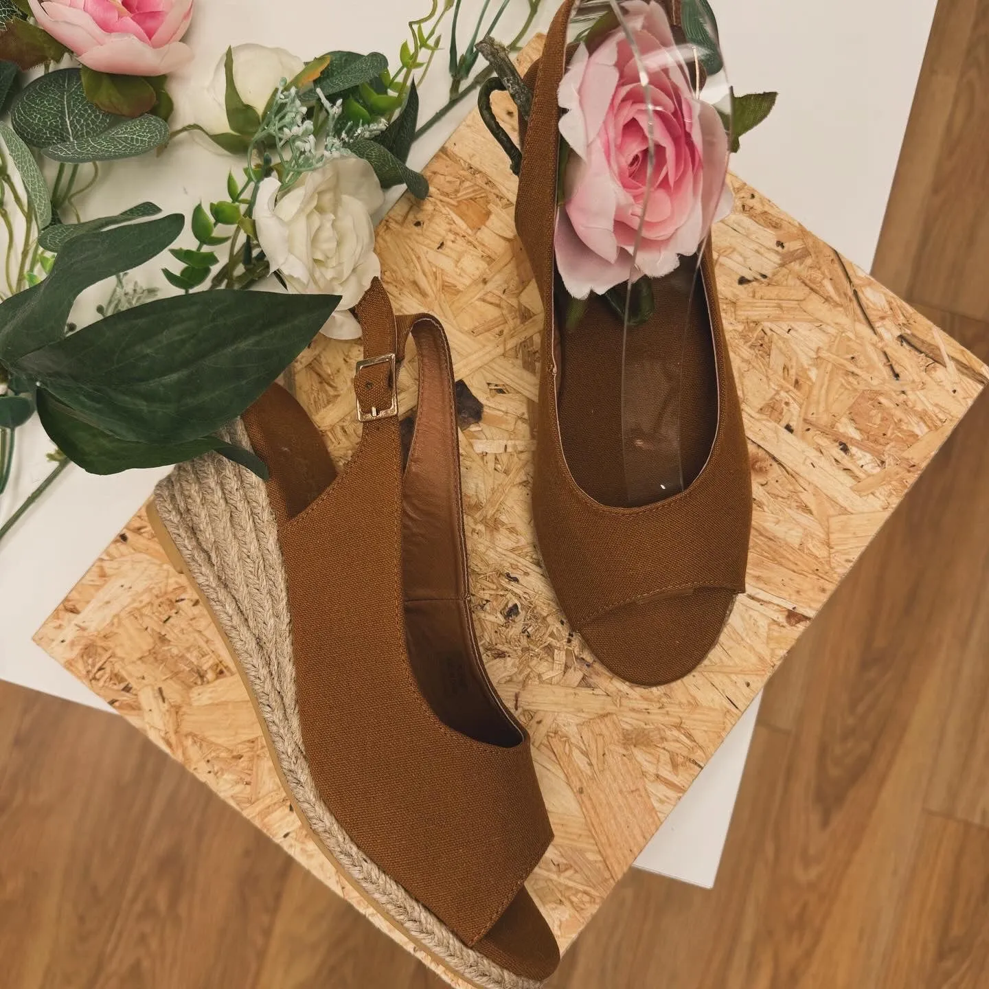 Cassie Wedge in tan