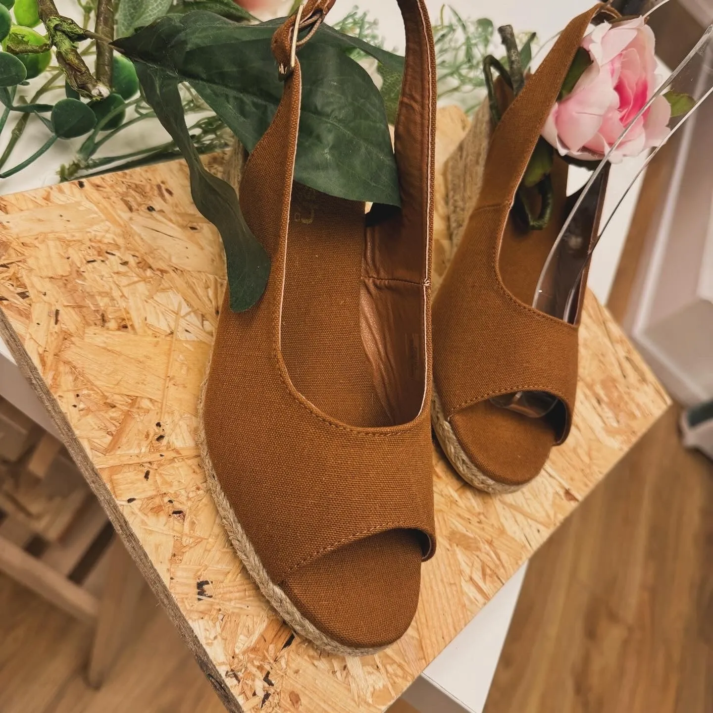 Cassie Wedge in tan